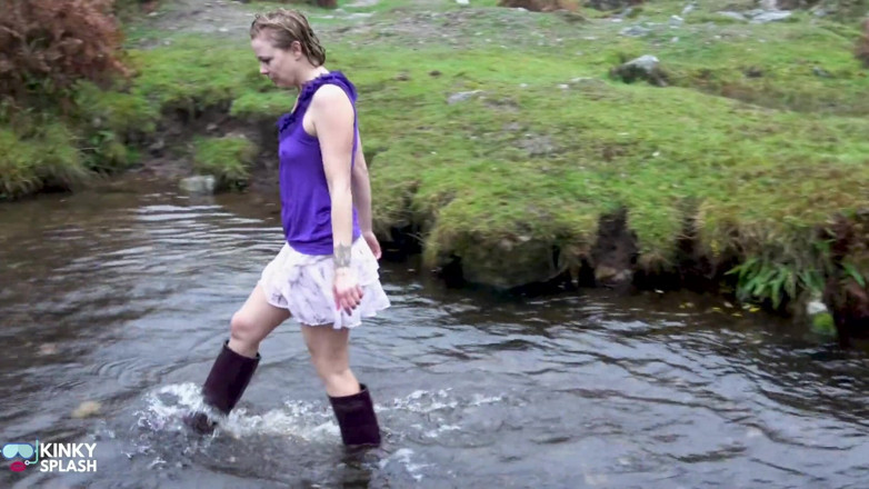 UKCuteGirl Lucy Lauren: Dobrze sploshing w butach i bez majtek!