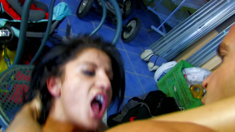 TeenXXX Stories: Yesenia Rock brunette met natuurlijke tieten geeft een diepe pijpbeurt...