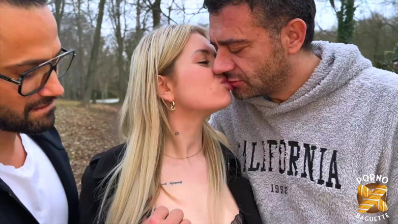 Porno Baguette: Georgia, loira sexy, é fodida por dois paus