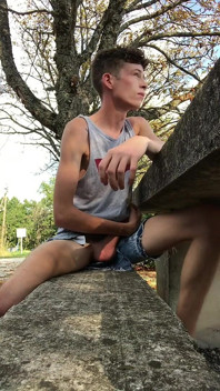 Twink met zes-pack buikspieren en monsterlul - gevaarlijke solo-aftrekbeurt buitenshuis