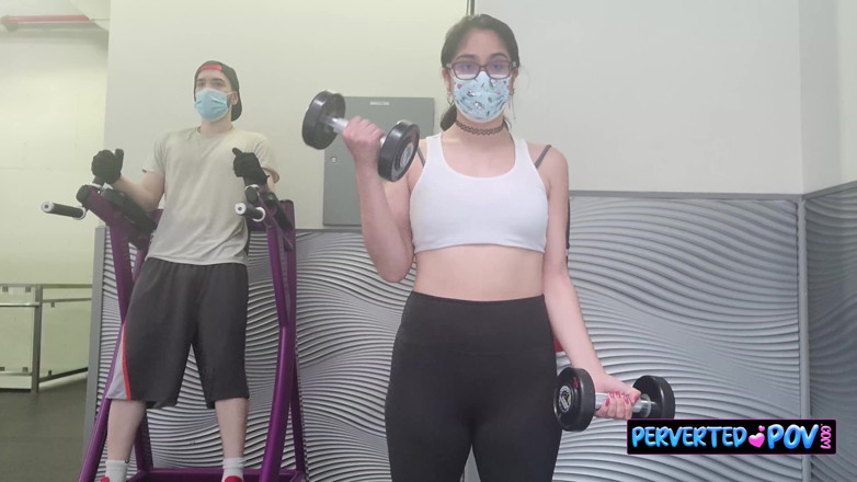 Perverted POV: Модель Onlyfans отримує вміст від хлопця в спортзалі