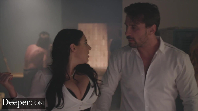 Deeper: Hlouběji - Angela White naláká každého muže, aby se střídali