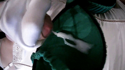 Leatransteen: Masturbuj a stříkej v zelené podprsence