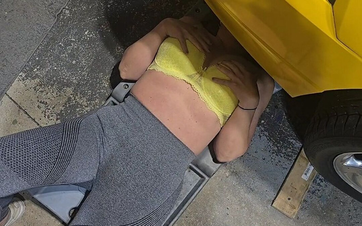 Ladyandme: Caliente milf esposa folla el mecánico