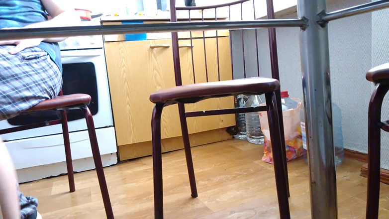 Assol: Pieprzę palcem mojego sąsiada gracza w kuchni, podczas gdy ona...