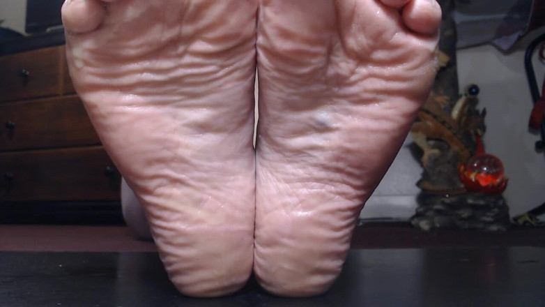 Abby Anna: Super closeup my wrinkled soles oiled