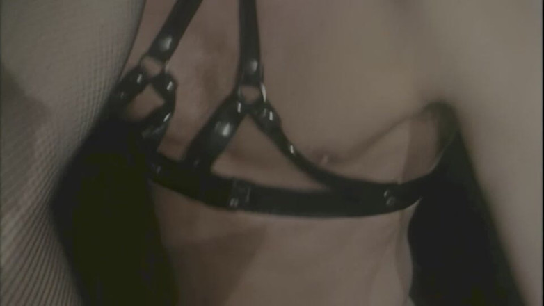 pornitaliangraffiti: Mamă sexy dominată și penetrată de doi bărbați