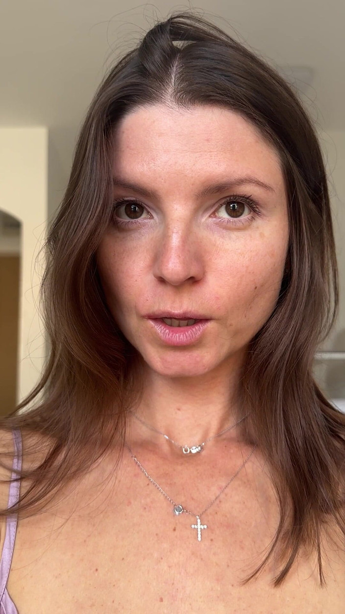 Gina Gerson: Solo Love Talking Front of Mirror i Pussy Play