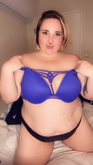 Busty Sky: Стриптиз молодой толстушки