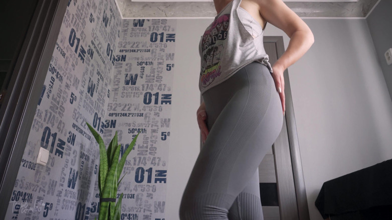 Teasecombo 4K: フィットMILFはタイツで見えるパンティーラインをからかいます