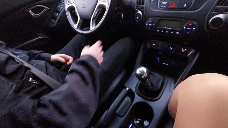 Step Mommy: 義母がセクシーな脚で車の中で義理の息子を誘惑する