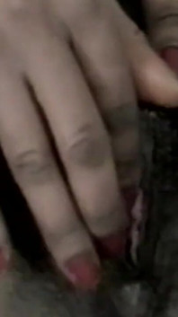 Une bombasse mature excitée fourre sa chatte poilue de banane palpitante