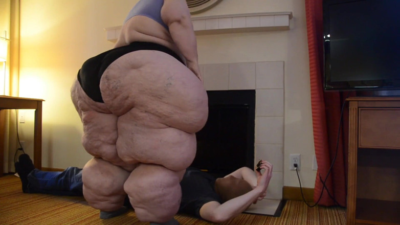 Full Weight Productions: Călcatul eșuat al lui Bobbi Jo de pe canapeaua super-mare și țâțoasă