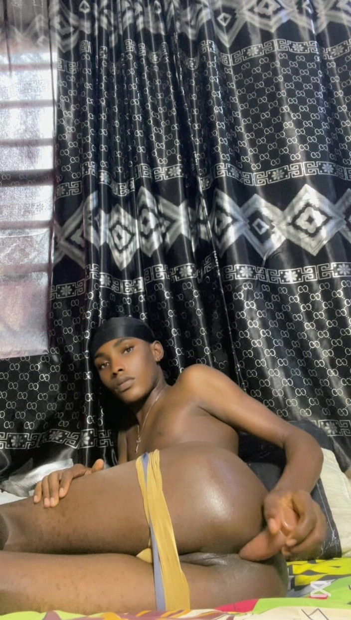 Aded-Toxic: Sexy twink em casa sozinha fica safada 1