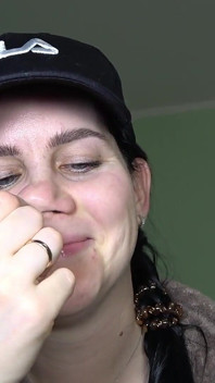 Anna si gela e raccolta il suo naso in un tappo a casa
