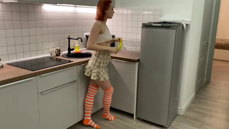 Sheryl X Sinclair: Mädchen mit pferdeschwanz putzt ihre wohnung ohne höschen!