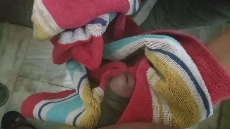 aliabegum: Красива пизда медсестри в громадській ванній кімнаті