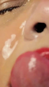 Beste Brüste auf der Plattform in einer intensiven, schlampigen Deepthroat-Szene