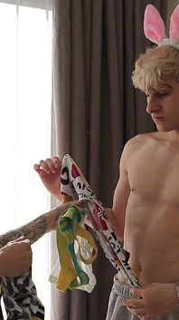Sweet Twink uwodzi dwóch dużych studentów do seksu część 1