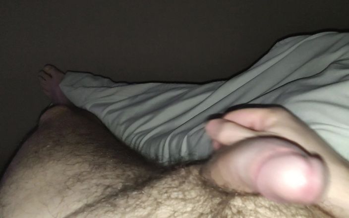 Weemando: Un uomo pesante si sega da solo in primo piano...