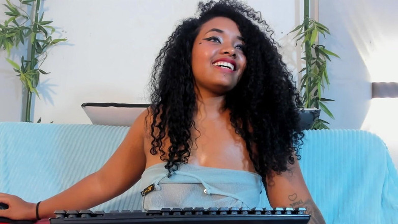 Brunette ivy: Черная женщина с большими сиськами мастурбирует свою киску дилдо