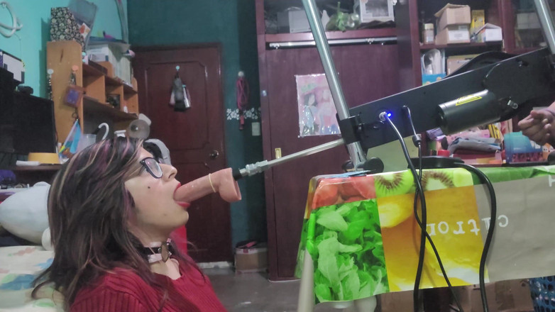 Crystal Phoenix: Meesteres domineert haar mietje met een neukmachine