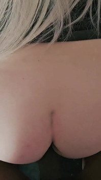 PAWg si è chinata sul divano prendendo un cazzo nero nel suo buco stretto schizzando la bionda