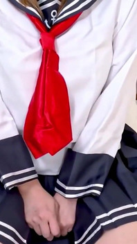 Energía cosplay salvaje. El adorable cosplayer real se queda llevar mientras la intensidad se desarrolla en una sesión ruidosa y animada