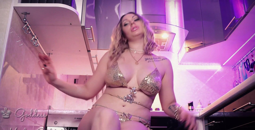 Goddess Misha Goldy: 在我面前跪下，闻我汗湿的脚趾和脚底。我知道你喜欢！