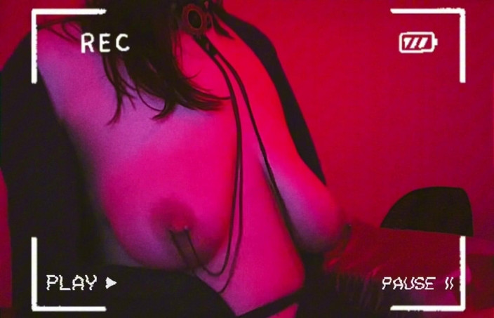 Mrs_KittyCat: Sexy MILFka si hraje s propíchnutými prsy