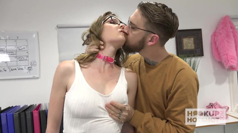 Hookup Hotshot: Ashley Lane se aburren en la oficina y se folla...