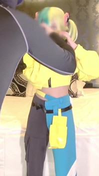 Esplosione di umore cosplay. La bellezza della e cup trasforma completamente l'energia giocosa in una pericolosa performance privata, angle1