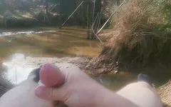 Solo jos lângă râul de lângă drum