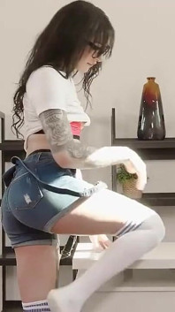 Trans angels - la ragazza nerd Ryder monroegete irrequieta e semplicemente non riesco a resistere allo stimolo a giocare con il suo cazzo da ragazza trans