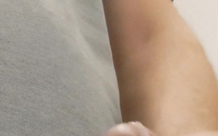 Amreis: Todo el día masturbándome la polla dura Vacío mis bolas...