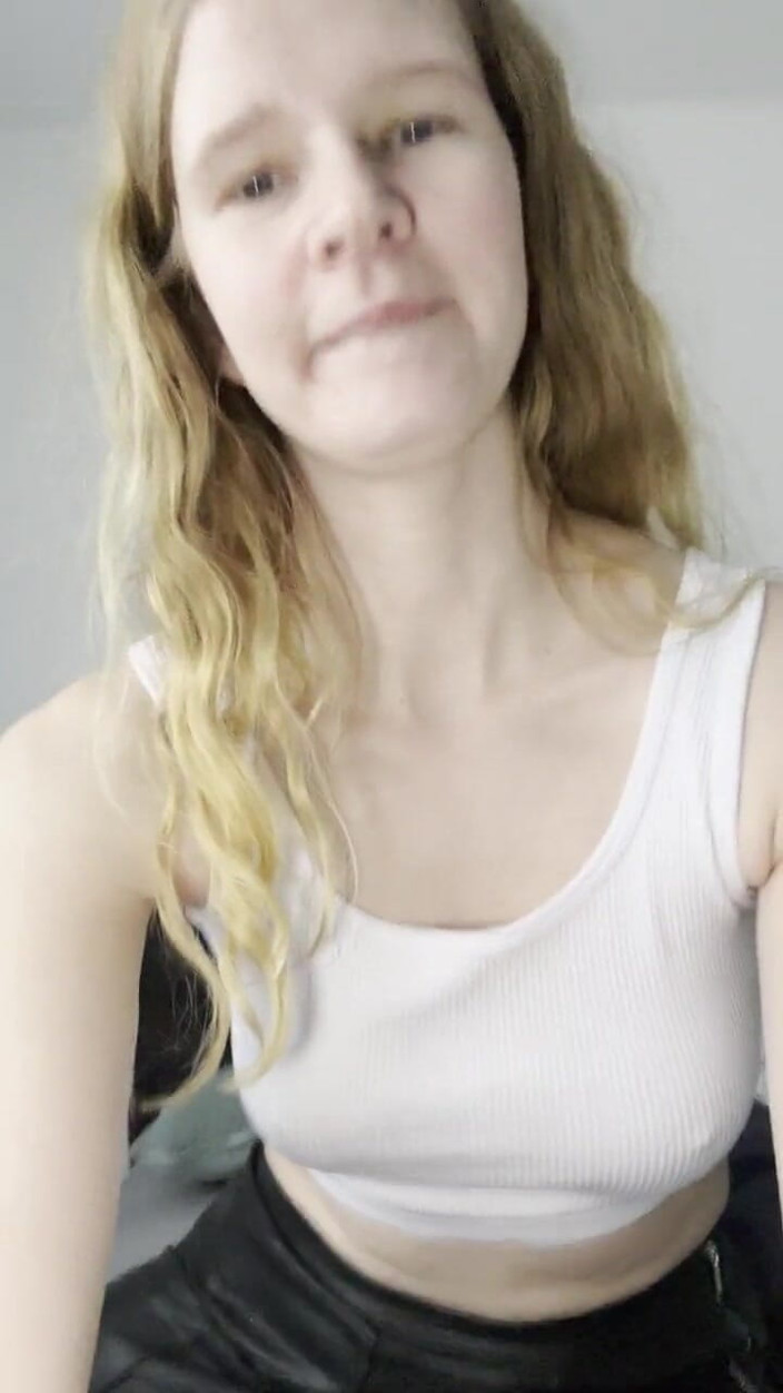 Bikergirl_97: O primesc cu vibratorul mamei mele vitregă!