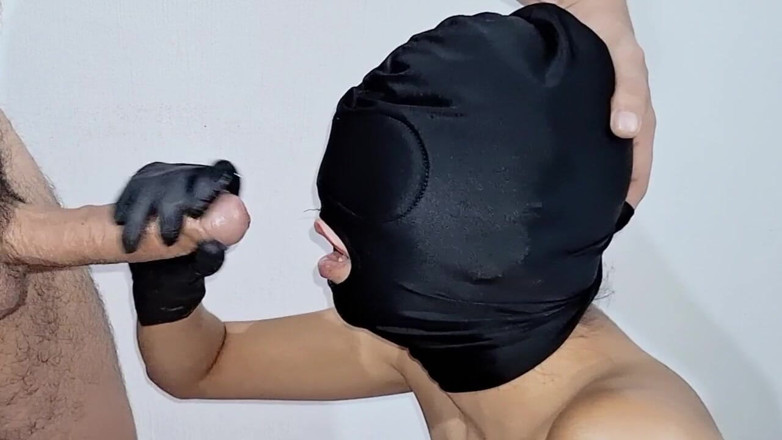 MynameisJuly: Gadis penurut dengan topeng ini lagi asik nyepong kontol besar...