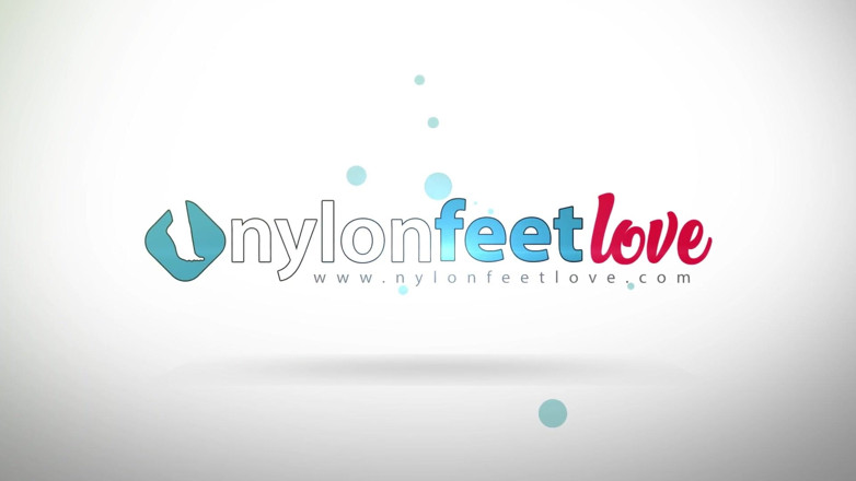 Foot Fetish HD: Remaja seksi Emily seronok mengusik dengan kakinya yang cantik