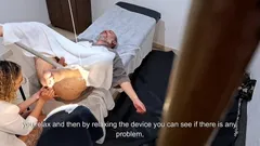 Prostatını muayene etmek için doktora gitti ama doktor takma yarak götüne soktu.