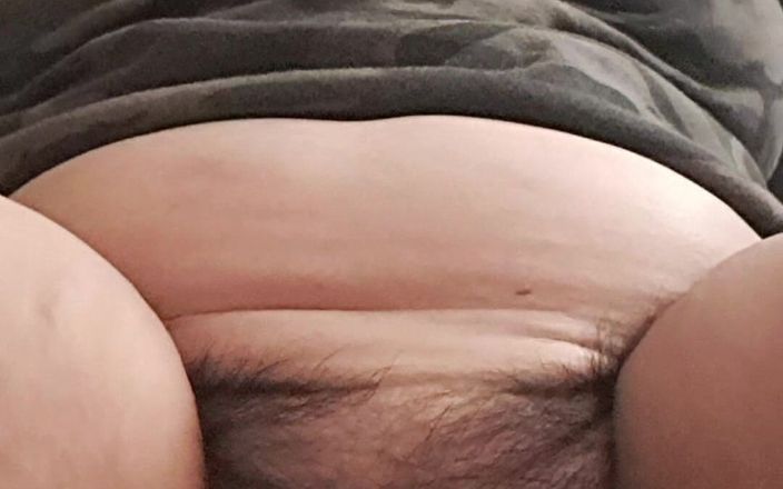Mommy big hairy pussy: Uită-te la pizda păroasă a mamei vitrege mature