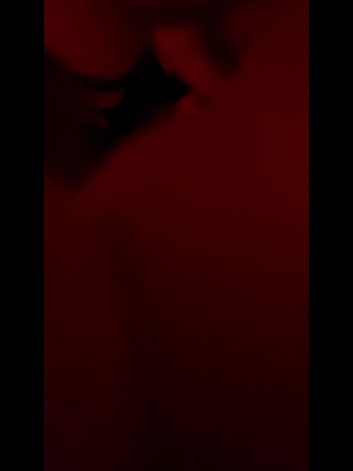 AmateurBoysPissing: Amatur muda memerhatikan rakannya kencing di tandas kelab, memberinya bantuan...