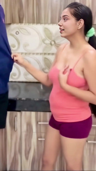 Cette belle-fille indienne adore être une salope pour son beau-père