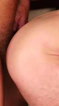 Barebackthathole , Riley Mitchel se branle pendant que Drew Dixon et Sherman Maus se font inséminent sans capote
