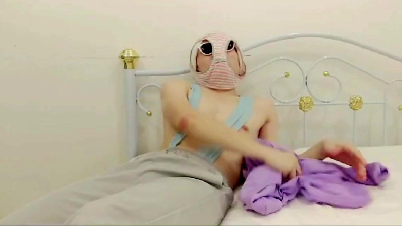 KamenKnight: Сексуальная хентай Kamen на кровати с чашкой мастурбации