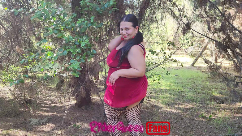 Riderqueen BBW Step Mom Latina Ebony: Riderqueen 独自一人，户外，粉丝视频