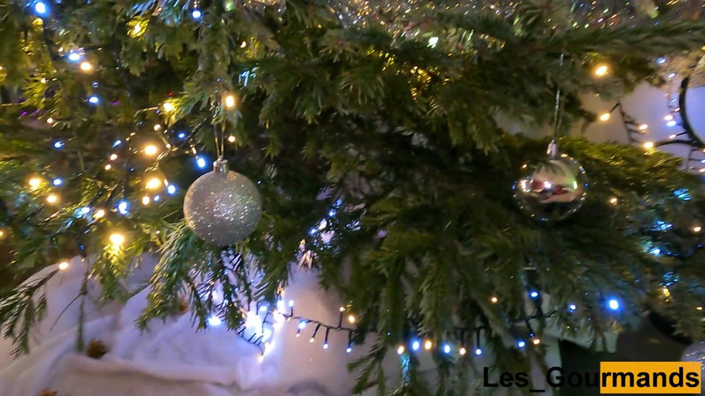 Les Gourmands: 4k - beyaz iç çamaşırlı ve çoraplı kızıl saçlı orta yaşlı seksi kadın...