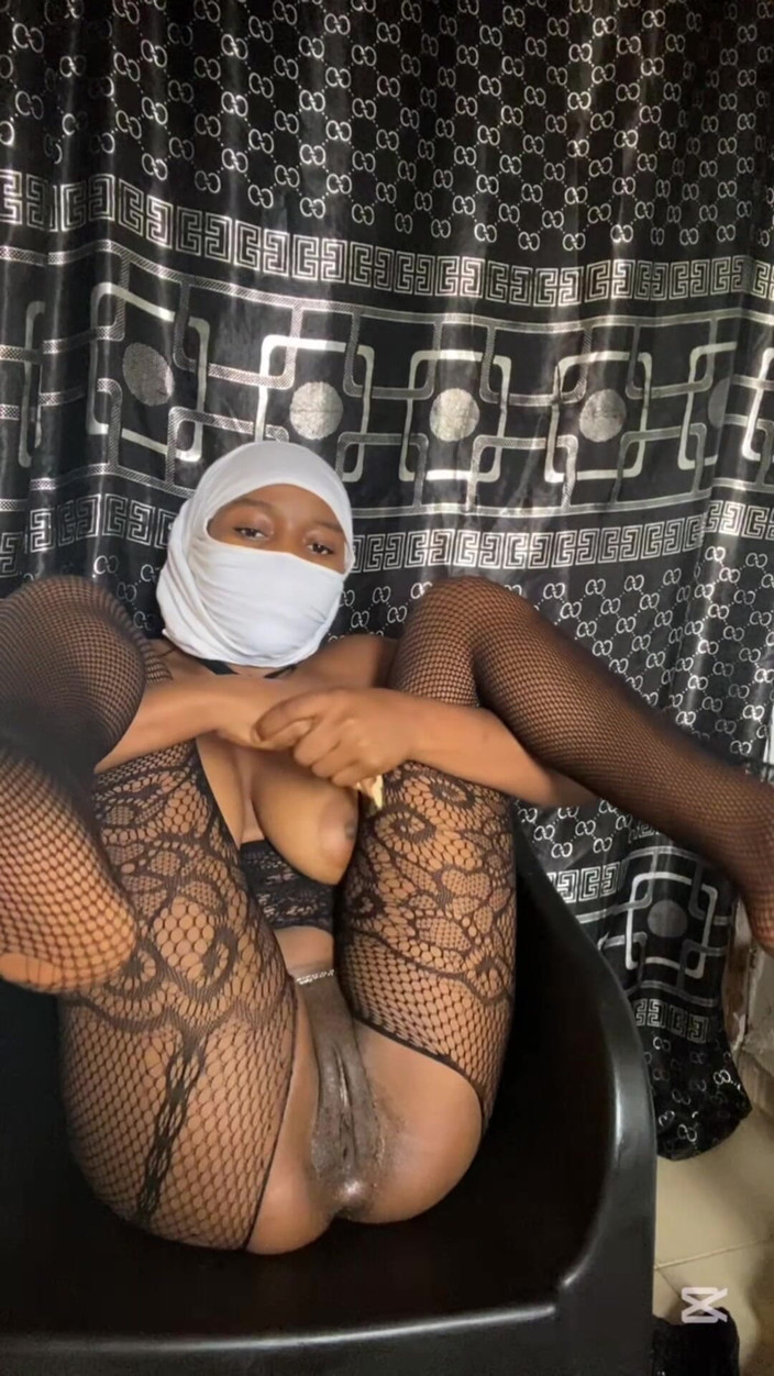 Slipperyblackgirl: Tout hail ma petite chatte