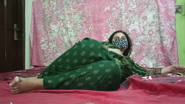 Sairaxsaim: Pakistaans solo-meisje Sairaxsaim vingert nat poesje alleen thuis