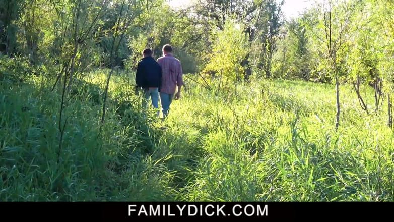 Family Dick: Remaja kecil Austin Xanders dibiakkan dengan mentah di alam semula...