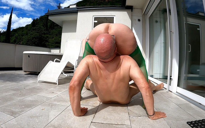 Hotvaleria: Я писаю на его член